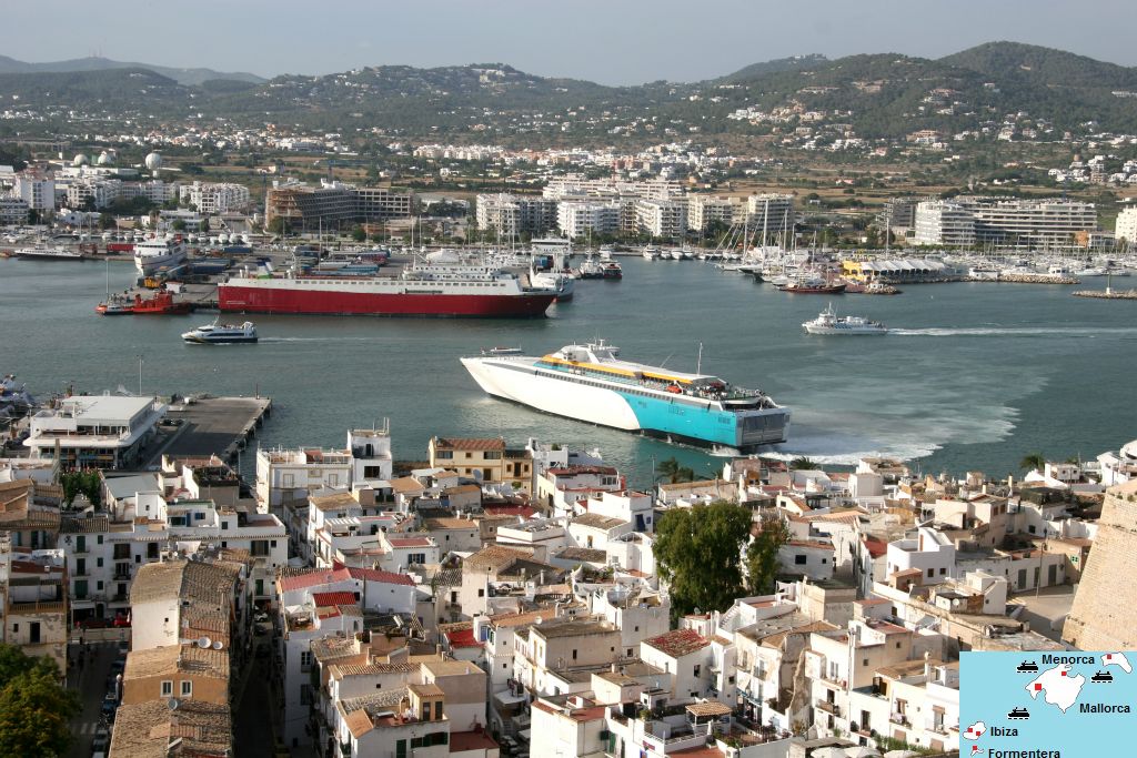 De wijk bij de haven van Ibiza Stad heet La Marina. Het is een wijk met winkels, leuke cafés en restaurants en clubs. In de zomer zijn veel winkels tot middernacht geopend. Daarna kun je in La Marina  uitgaan tot in de vroege uurtjes.